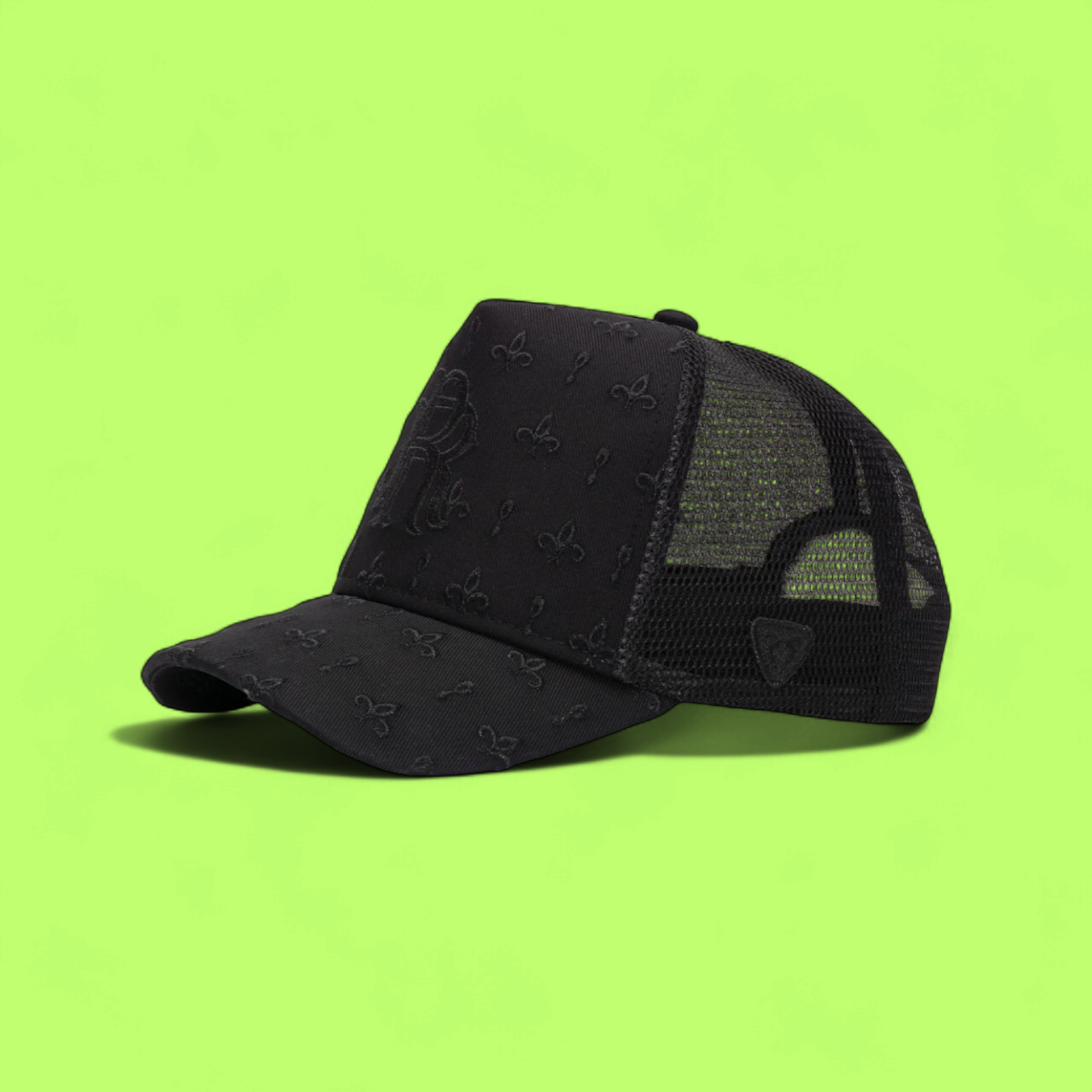 ALL BLACK TRUCKER CAP WITH R LOGO AND ELEGANT PATTERN