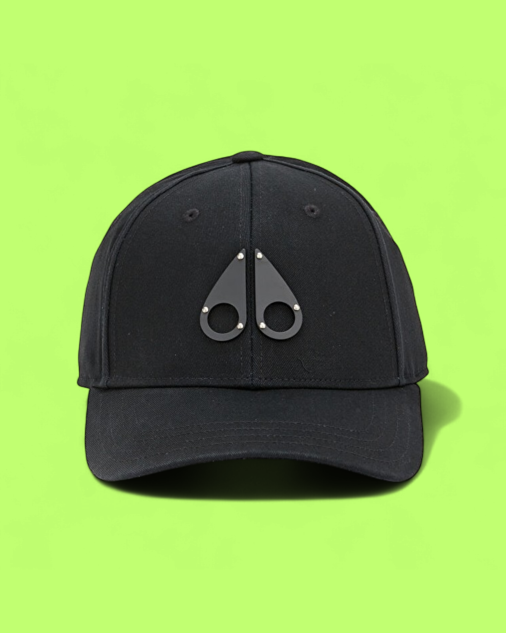 BLACK BASEBALL CAP WITH DARK METAL EMBLEM AND STREETWEAR
