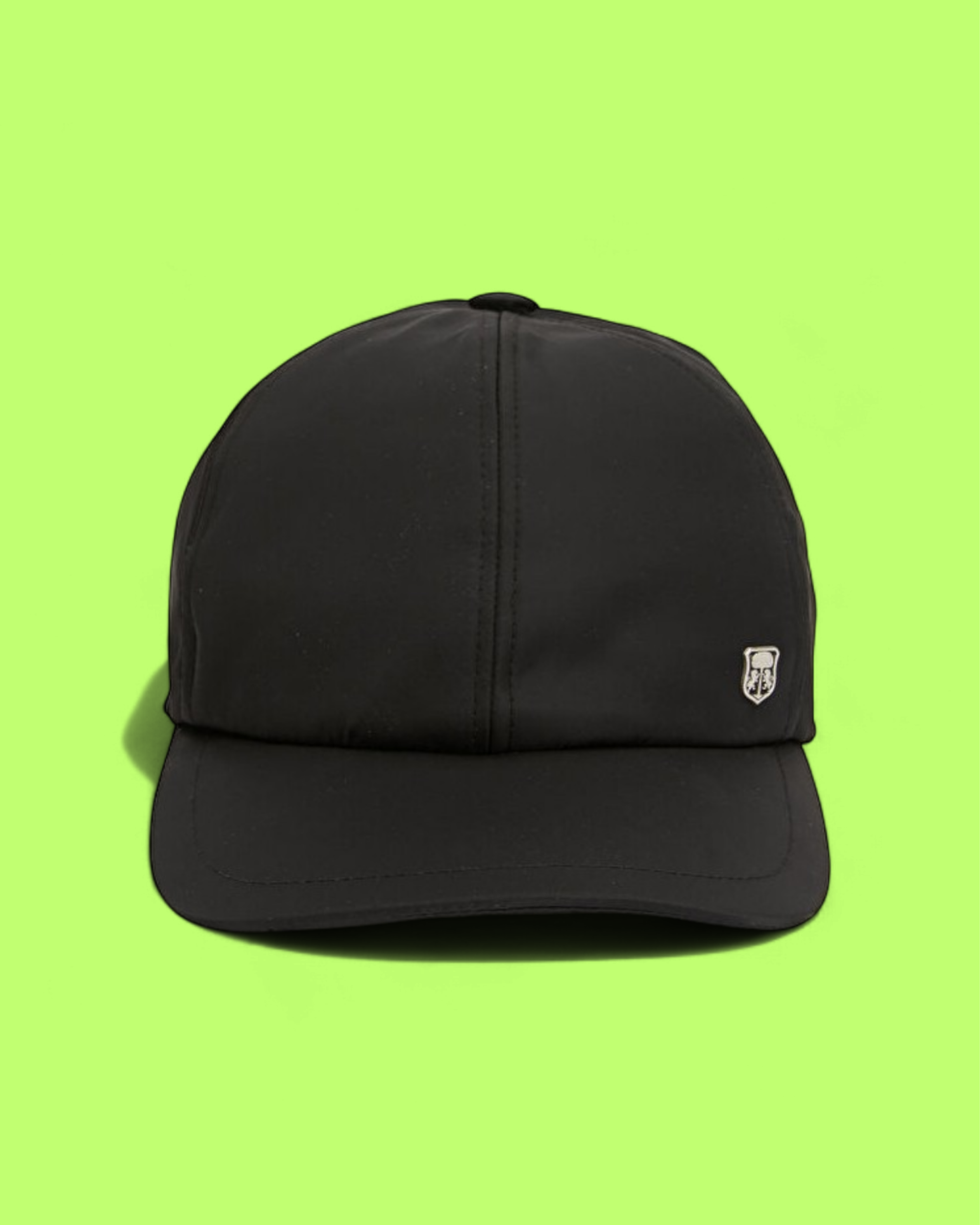 CLASSIC BLACK MINIMALIST BASEBALL CAP WITH METAL LOGO DETAIL