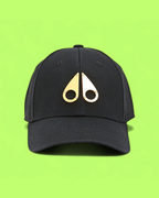 BLACK BASEBALL CAP WITH GOLD METAL EMBLEM AND LUXURY STREET