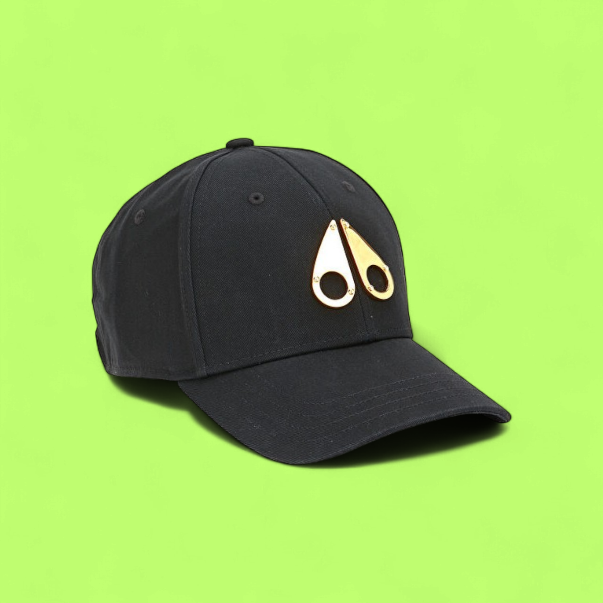 BLACK BASEBALL CAP WITH GOLD METAL EMBLEM AND LUXURY STREET