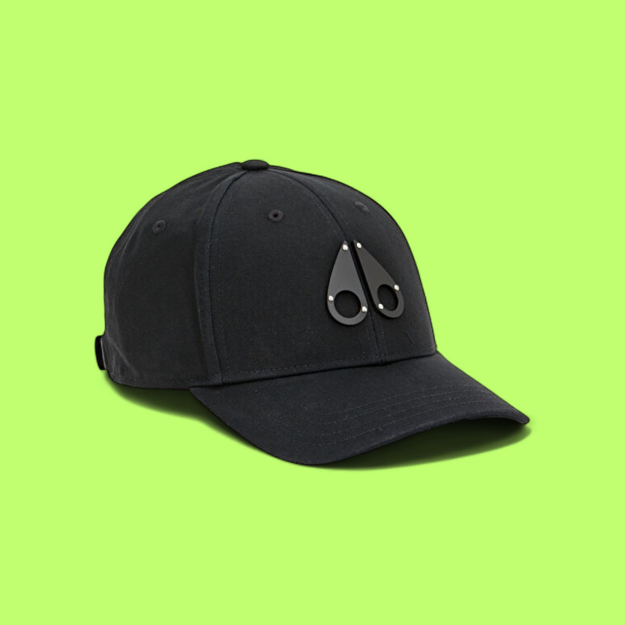 BLACK BASEBALL CAP WITH DARK METAL EMBLEM AND STREETWEAR