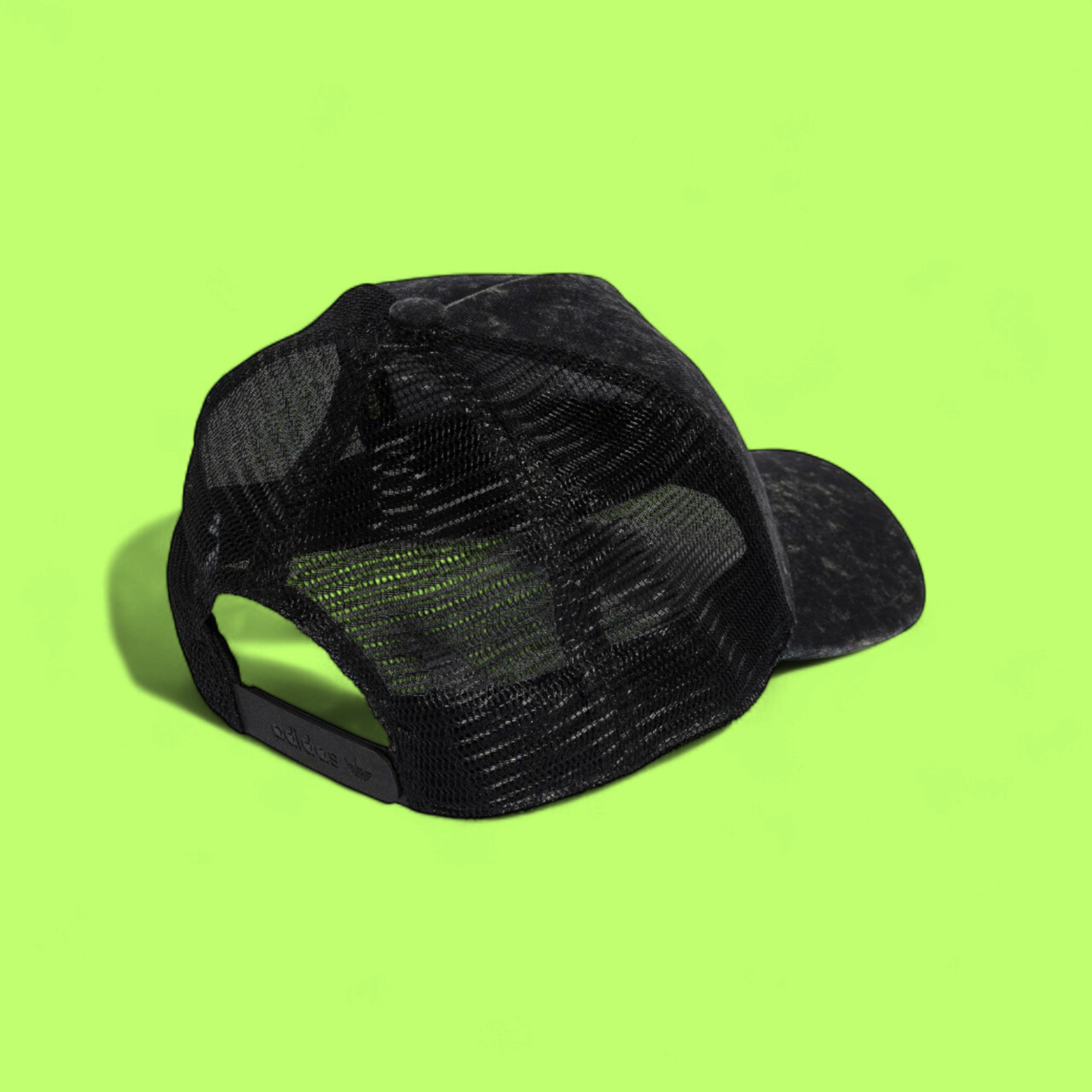 ADIDAS VINTAGE BLACK TRUCKER HAT WITH YELLOW GRAPHIC LOGO
