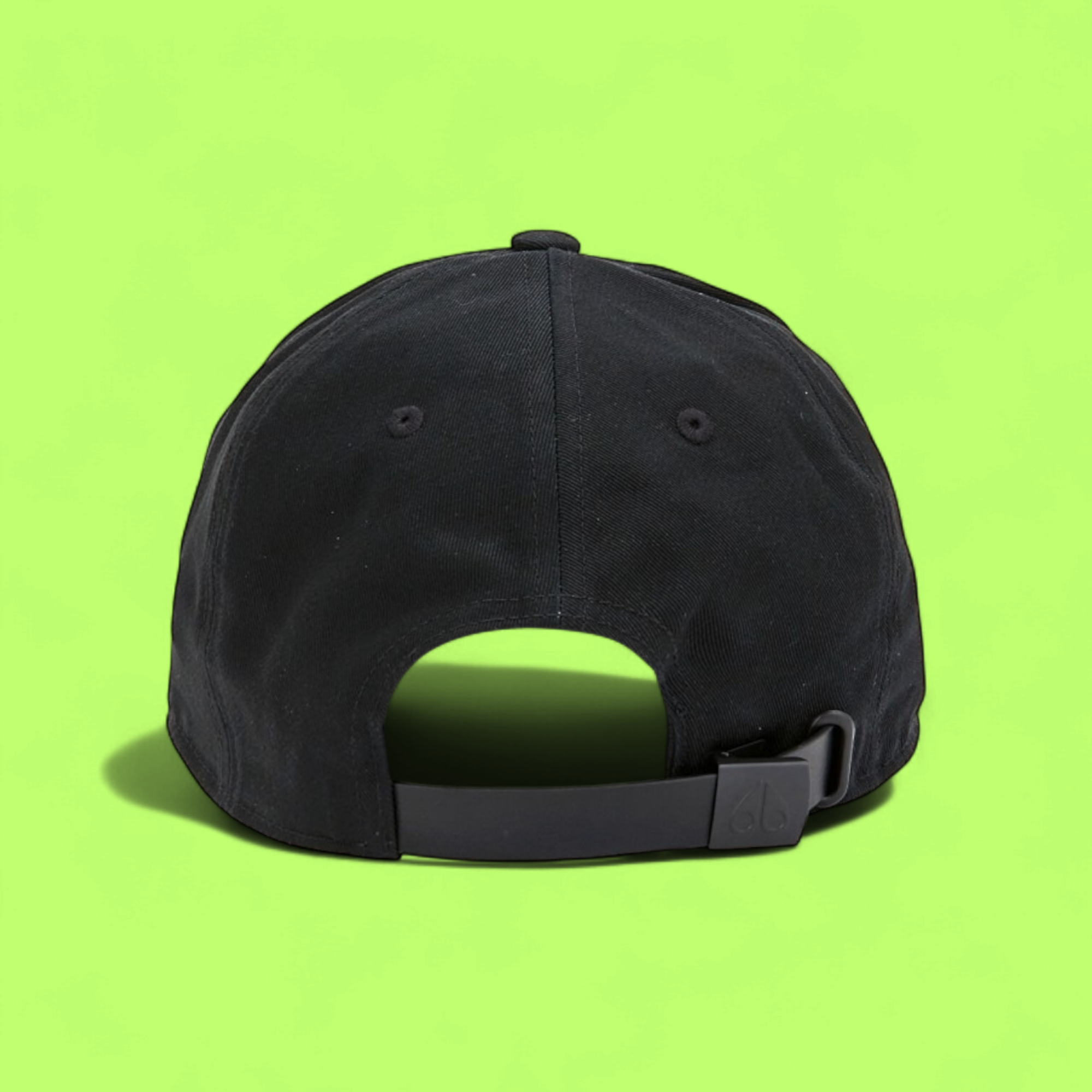 BLACK BASEBALL CAP WITH DARK METAL EMBLEM AND STREETWEAR