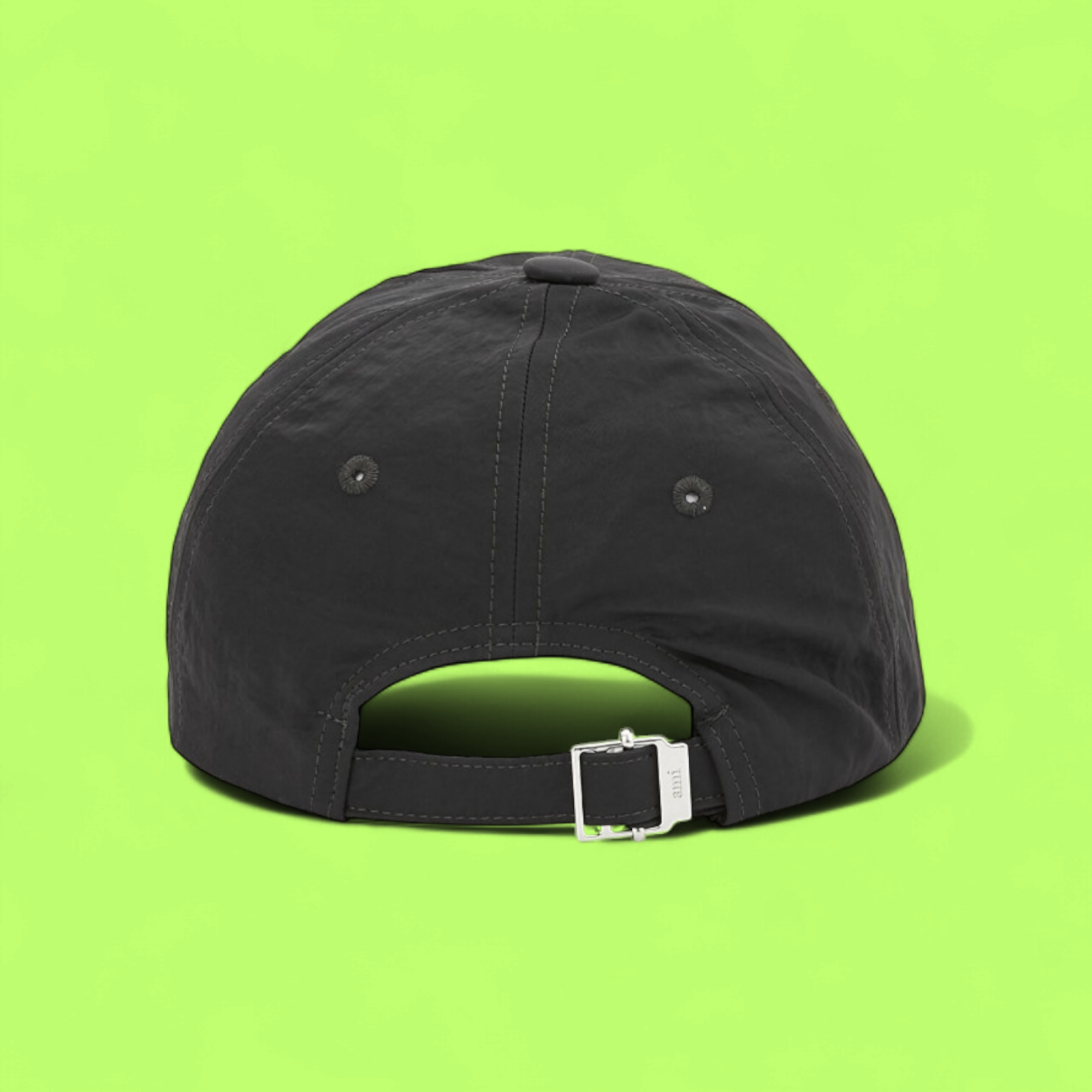 BLACK MINIMALIST BASEBALL CAP WITH CLEAN SIMPLE STREETWEAR