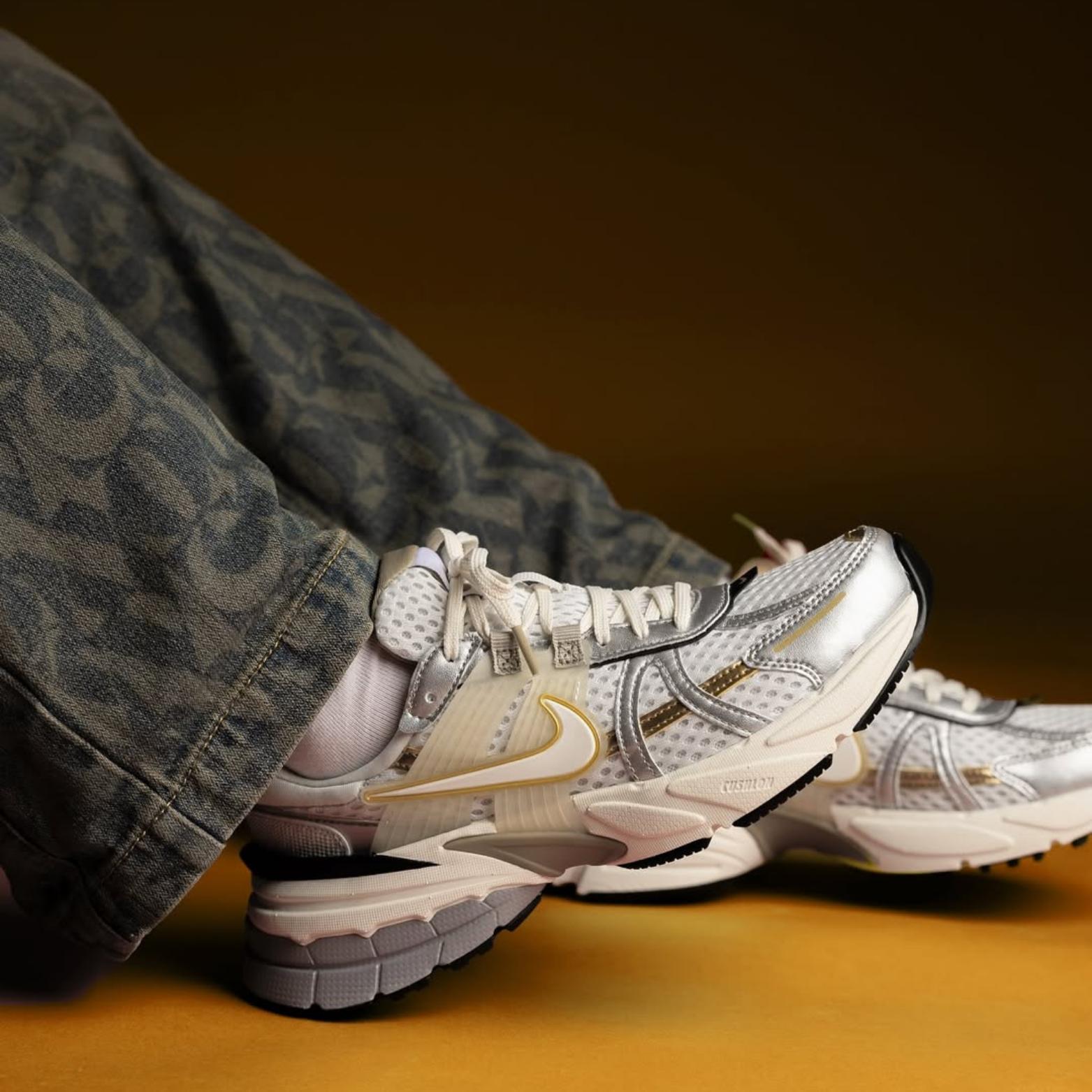 NIKE V2K RUN WMNS KHAKI METALLIC SILVER FUTURE RETRO WOMENS DROP