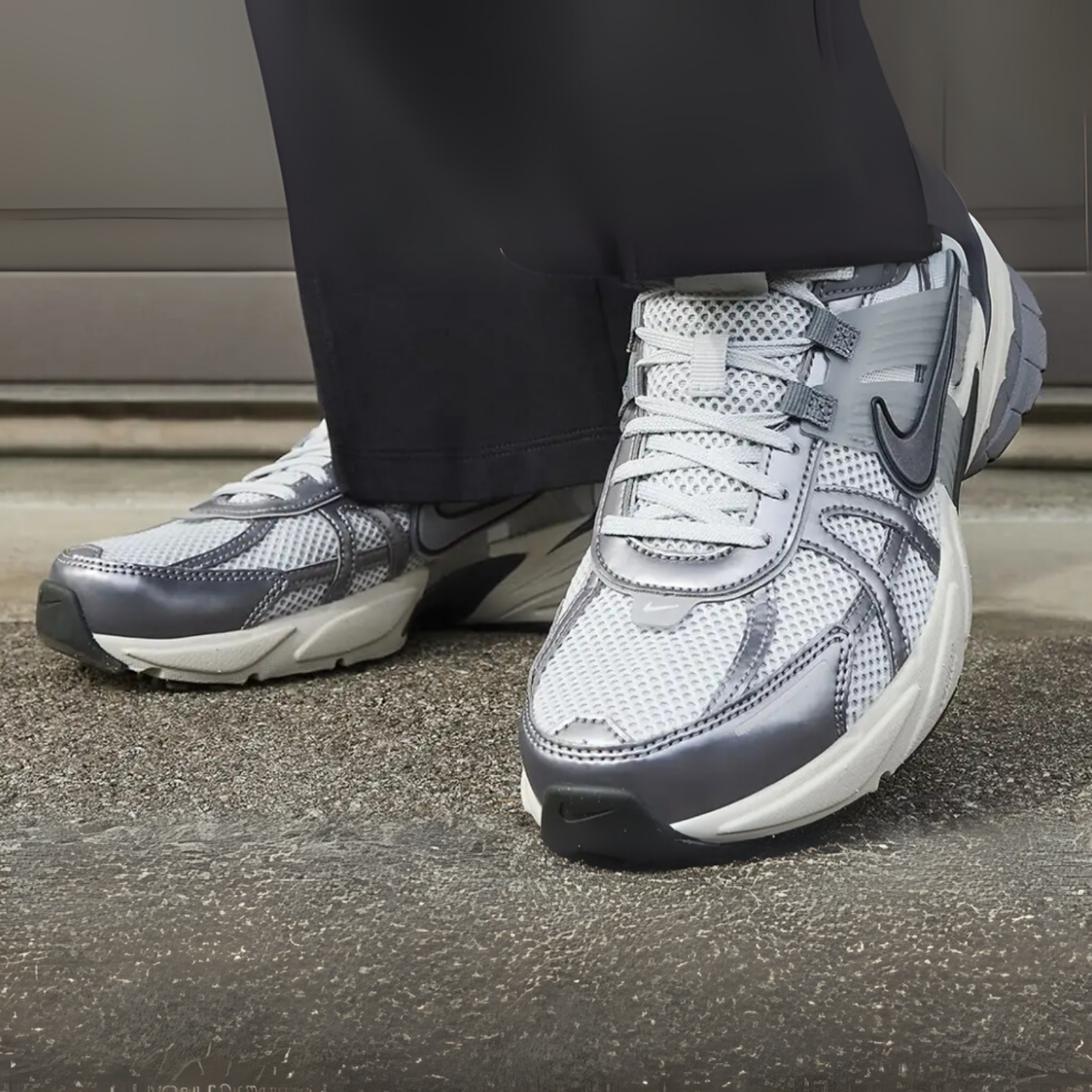 NIKE V2K RUN PURE PLATINUM WOLF GREY VINTAGE FUTURISTIC RUNNER