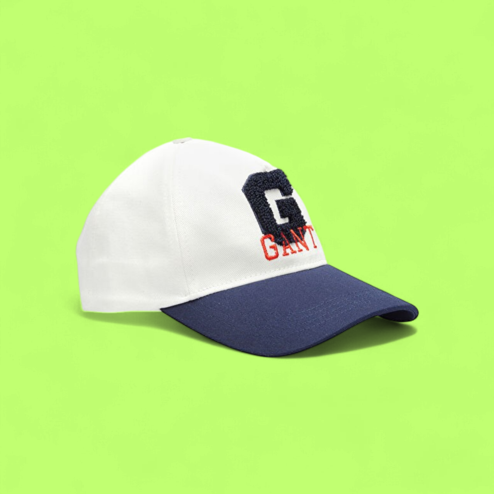 GANT WHITE AND NAVY VARSITY STYLE BASEBALL CAP WITH LOGO